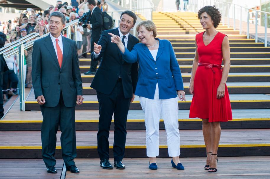 La visita della cancelliera tedesca all&#39;Expo: da sinistra il marito della cancelliera Joachim Sauer, il premier Matteo Renzi, Angela Merkel, Agnese Renzi (Lapresse) 